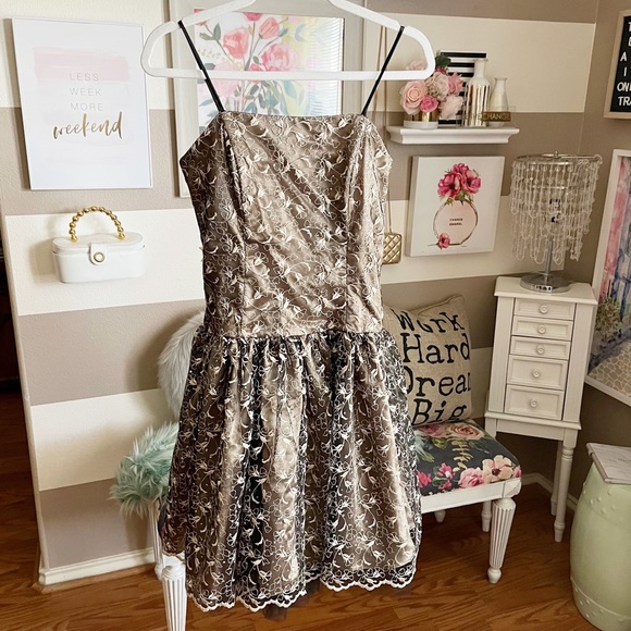 Nox Usa gold lace embroidered dress size small - Picture 3 of 7